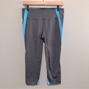 GapFit gFast side-stripe legging capris Women Size Medium Grey with Blue Stripe